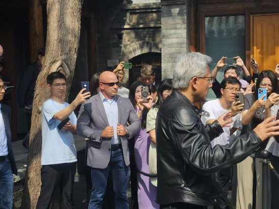 速盈策略 黄仁勋给记者皮衣签名 笑问“你觉得热吗”