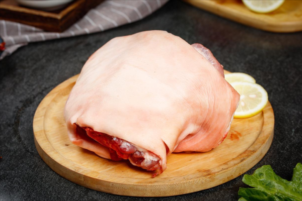 日赢配资 买猪肘，要注意“前肘”还是“后肘”？区别太大，千万别被糊弄了